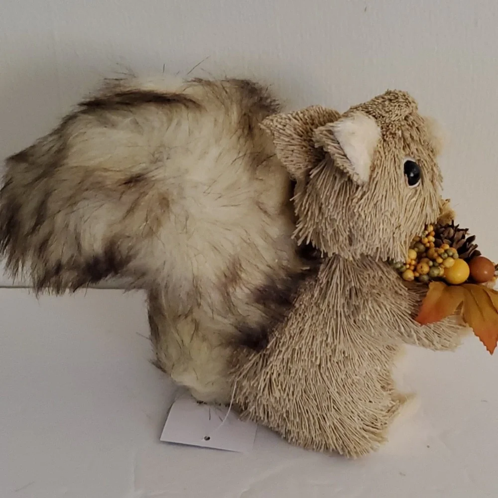 Fall Vintage Straw Animal Squirrel With Big Fluffy Tail And Basket - Picture 4 of 5
